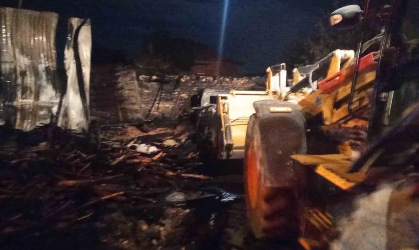 Samanlıktaki yangın Harmancık'ta bitişikteki eve sıçradı