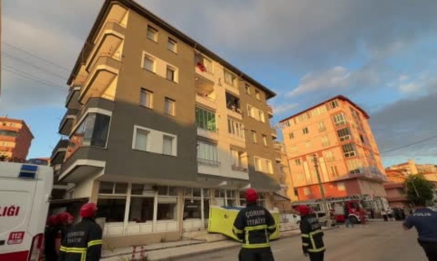Çatıda intihar girişiminde bulunan kişi polis tarafından ikna edilerek indirildi