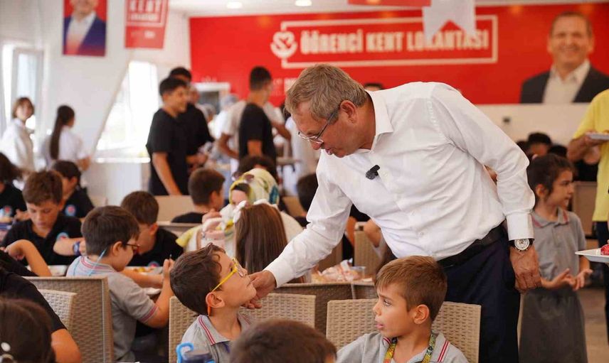 Ayvalık'ta öğrenciler için üç çeşit yemek ve meyve 50 liraya sunuluyor