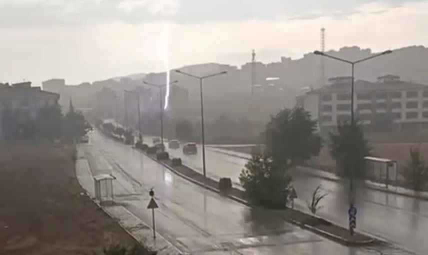 Elazığ’da Ataşehir mahallesinde yıldırım cep telefonu kamerasına yansıdı