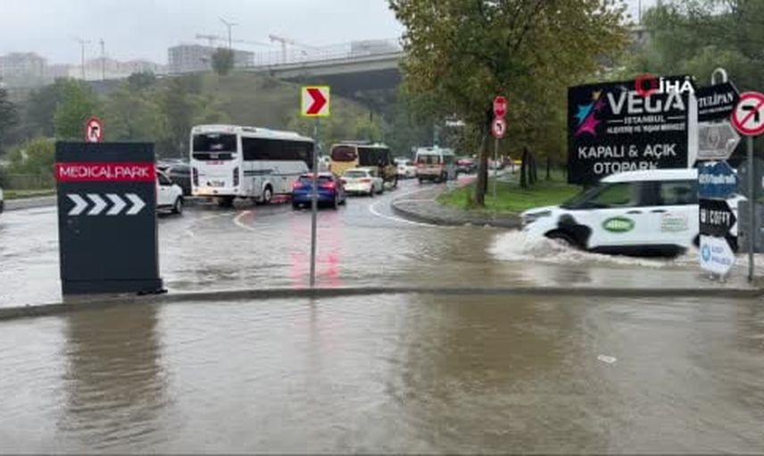 Akşam dönüşünde sokaklar su altında kaldı: Bayrampaşa'da esnaf çekçeklerle müdahale etti