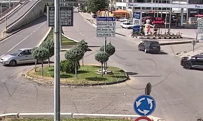 kavşakta anlık çarpışma: motosiklet sürücüsünün savruluşu kameralarda