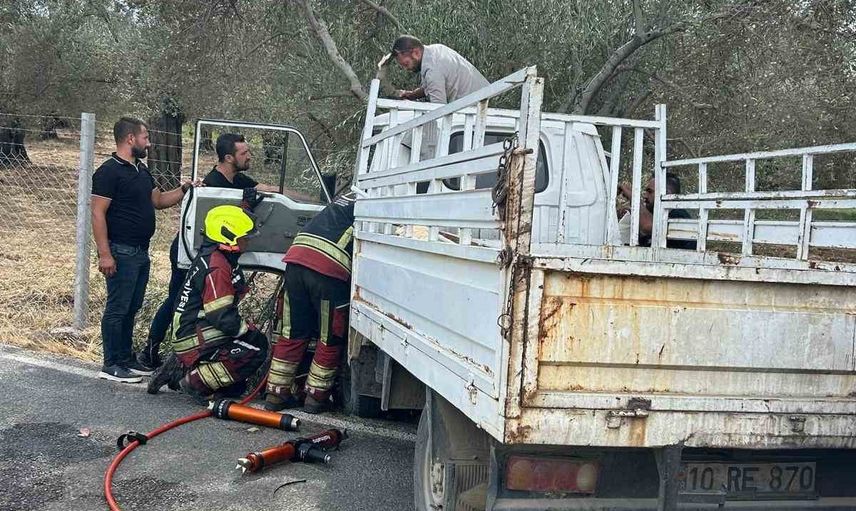 itfaiye, zeytin ağacına çarpan kamyonette sıkışan yolcuyu kurtardı