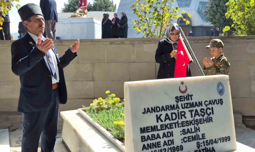 Eskişehir'de gazilerden şehitliklerde dua ve tilavet buluşması