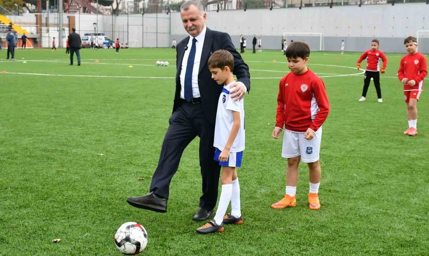 Miniklerin zaferi: Yunusemre'de cumhuriyet coşkusu sahada büyüdü