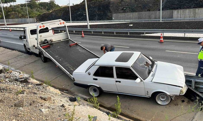 Kestel'de direksiyon hakimiyetini kaybeden Tofaş bariyere saplandı, sürücü yaralandı