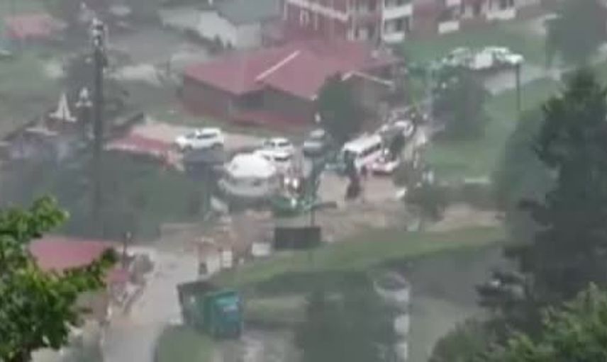 Uzungöl'de ikinci taşkın Klazomat yolunu kapattı, turistler mahsur kaldı