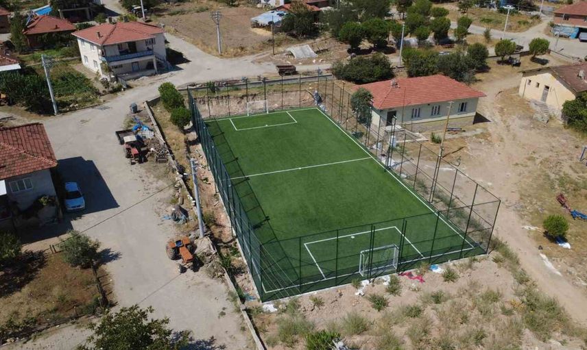 Demirci kırsalında 11 mahalleye spor sahası kazandırıldı