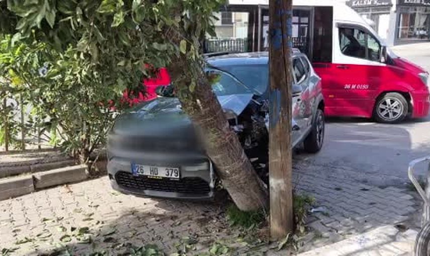 Tepebaşı'nda kontrol kaybı: otomobil dolmuşa çarparak ağaca çarptı