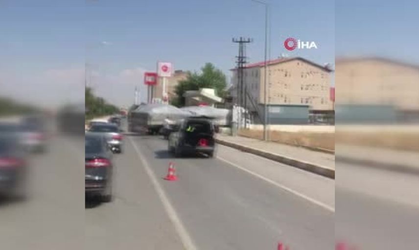 Muş Erzurum yolu'nda çarpışma: otomobilde büyük hasar, 1 yaralı