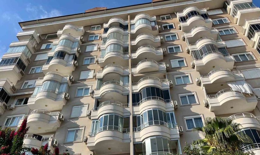 Duman alarmı Alanya'da 3'üncü kattaki daire sakinleri yangını söndürdü