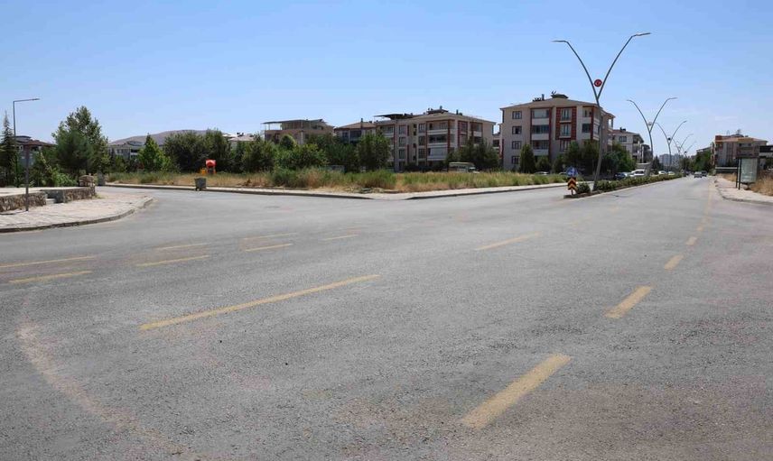 Esnaf kapı önüne çıkamıyor: Hacı Saadettin Efendi Bulvarı'nda sık kazalar
