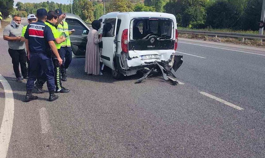 Arkadan çarpışma Pazaryeri kavşağında 7 kişinin yaralanmasına yol açtı