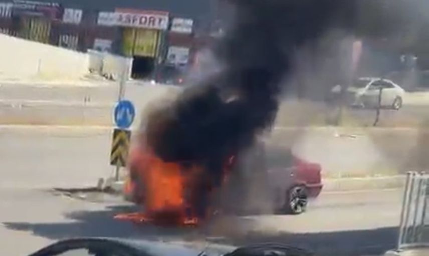 Samsun'da toybelen sanayi sitesinde seyir halindeki otomobilin motoru yandı