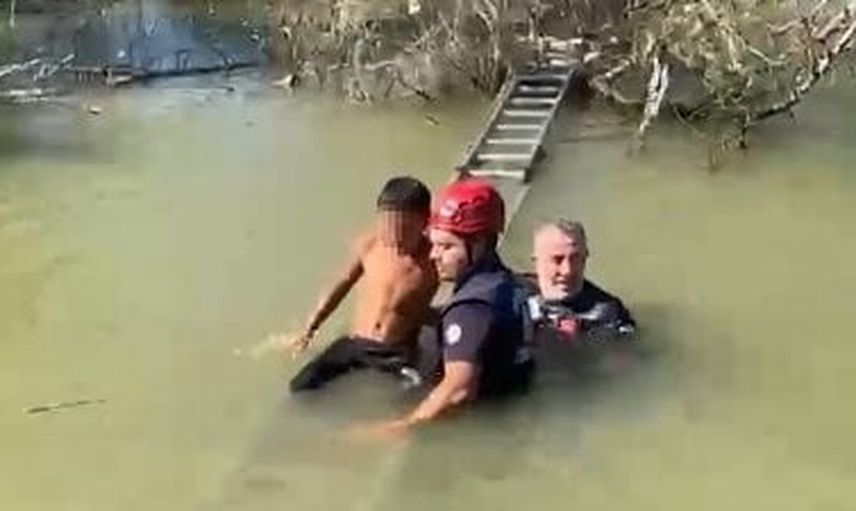 İtfaiyenin merdiven köprüsü çocuğu dereden çıkardı