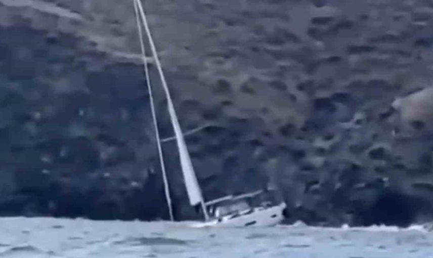 Koyun Adası'nda karaya oturan yelkenliden iki kişi helikopterle kurtarıldı