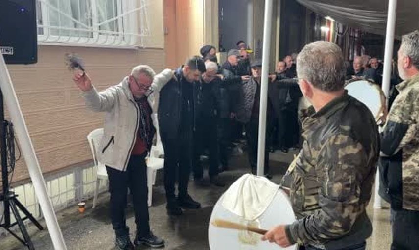 Yağmurda oyun ve duvar tırmanışı: Koğukçınar'da Arnavut damat coşkusu