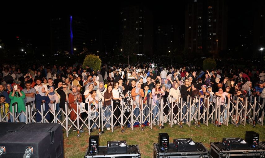 Melikgazi'de parkta türkü ve şiir akşamı