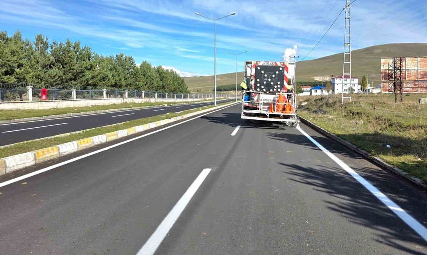 Ardahan’da şerit çizgileriyle kent içi trafik düzeni güçlendirildi