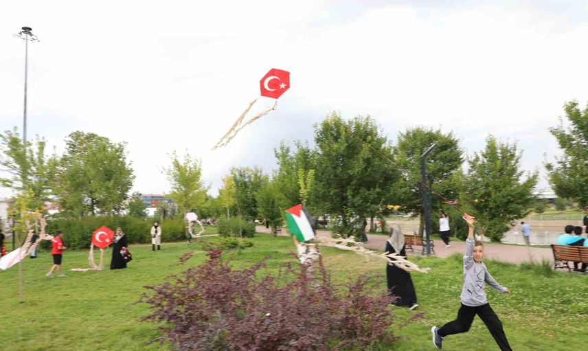 Ağrı'da bin öğrenci uçurtmalarla Gazze'ye barış selamı gönderdi