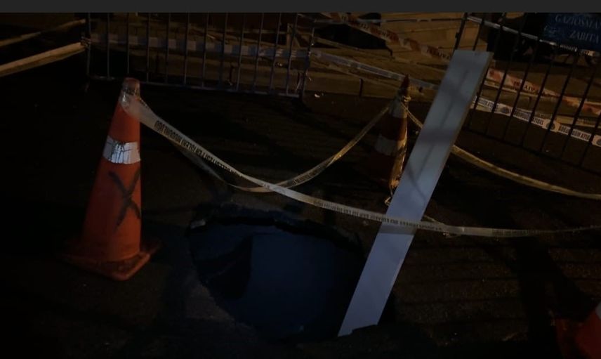 Gaziosmanpaşa'da sağanak çöküntüye yol açtı, ulaşım güvenlik gerekçesiyle durduruldu