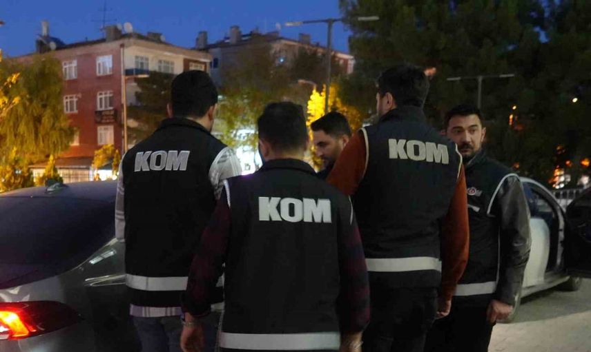 Yazışmalar ve banka kayıtları soruşturmayı genişletti: iki kamu görevlisi tutuklandı
