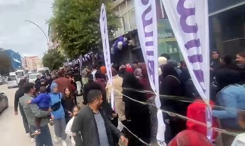 Darıca'da açılış indirimi izdihamı: zabıta mağazayı geçici kapattı