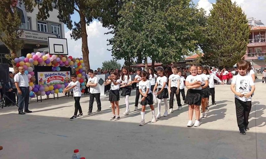 Miniklerin sahne performansları Sarıgöl'de gönülleri kazandı