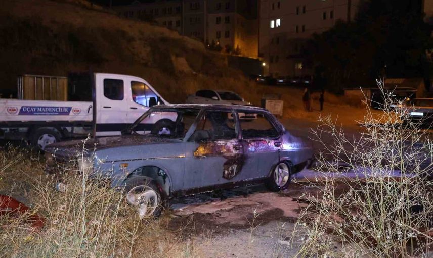 Nevşehir Emek Mahallesi'nde bir otomobil yangında kullanılamaz hale geldi