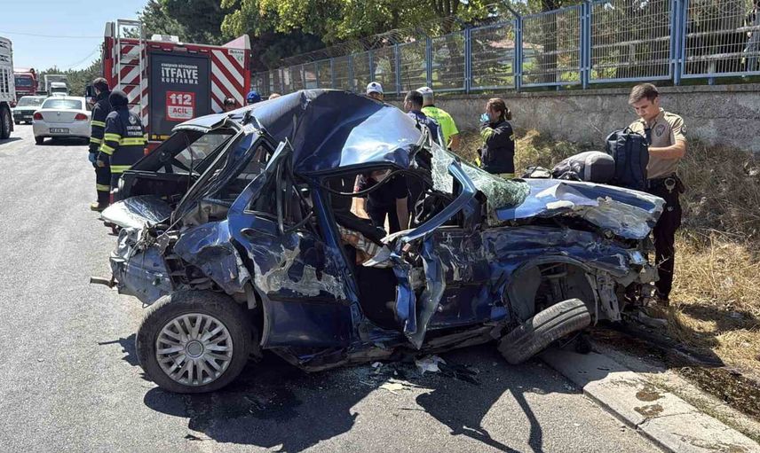 Zümrüt Caddesi'nde üç aracın çarpışması can aldı: bir kadın öldü, bir sürücü ağır yaralı