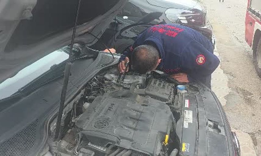 Karadeniz Ereğli'de motor bölümüne saklanan yavru kedi itfaiyenin çalışması sırasında kaçtı