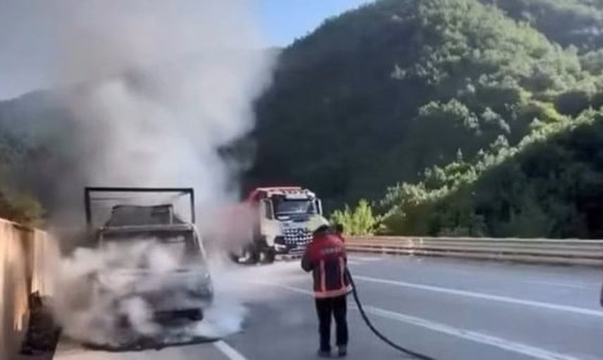 Boyabat kara yolunda piliç yüklü kamyonetin kaputu alev aldı