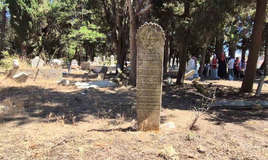 Mezar taşları kent hafızasını gün yüzüne çıkarıyor