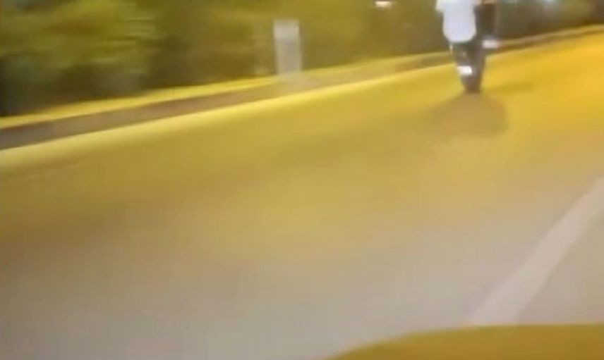 Trafikte tehlikeli gösteri: motosikletle ön tekerini yükseltti, arkadaşı kaydetti