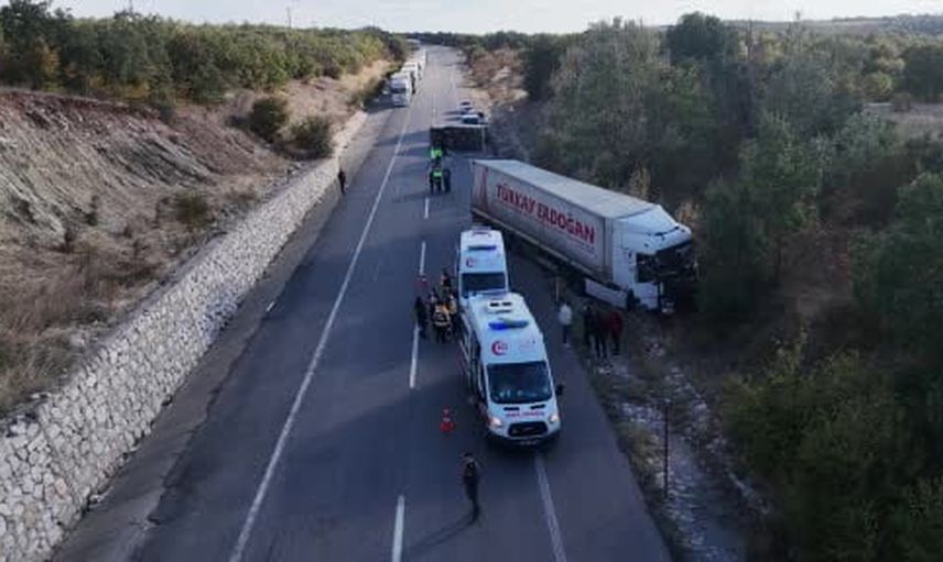 Hamzabeyli yolunda tır karşı şeride geçince kamyonet devrildi: 4 yaralı