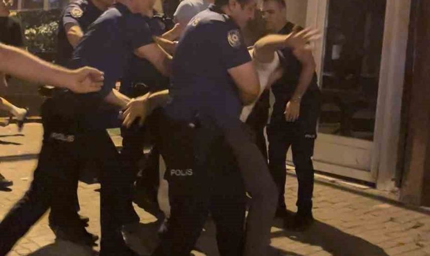 Arapşükrü sokağı'nda polis yanındayken kavga devam etti, iki şüpheli gözaltında