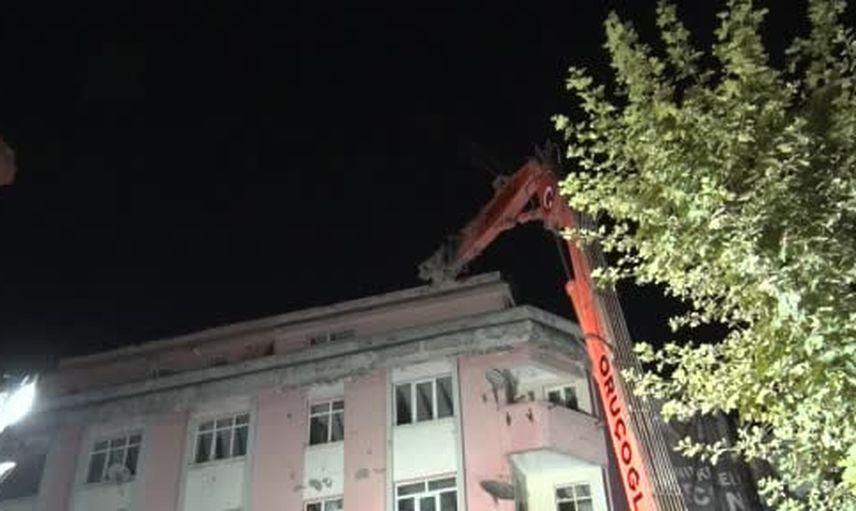 Bahçelievler'de çökmenin ardından bitişik bina güvenlik gerekçesiyle yıkılıyor