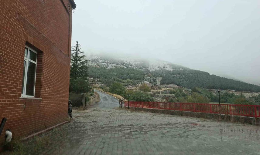 İzmir'in yüksekleri Bozdağ'da ilk karla beyaza büründü