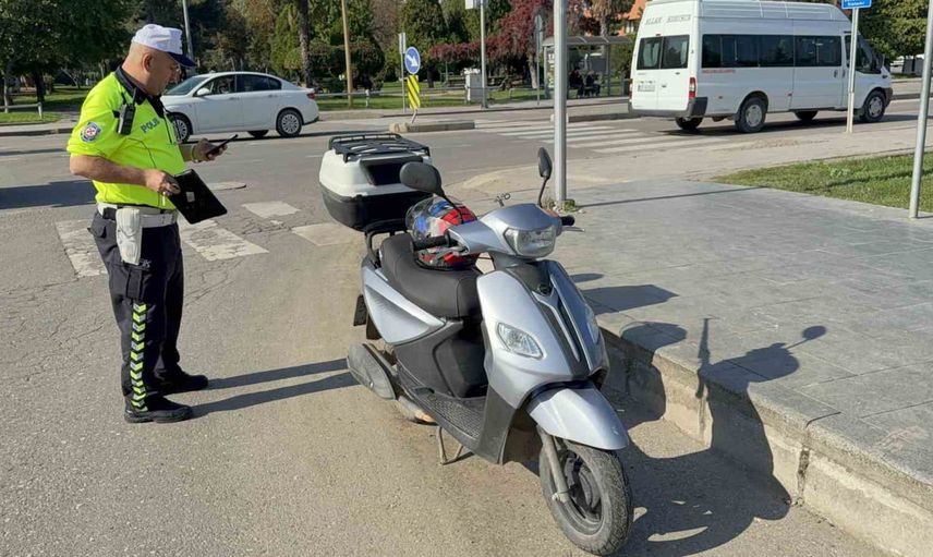 İlkadım'da motosiklet kaydı; 78 yaşındaki sürücü Gazi Devlet Hastanesi'ne kaldırıldı