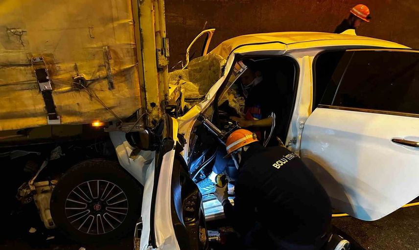 Bolu Dağı tüneli'nde çarpışma: otomobil tıra saplandı, baba ve oğlu yaralandı