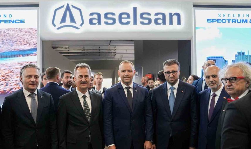 Polonya cumhurbaşkanı Karol Nawrocki ASELSAN standında yeni teknolojileri inceledi