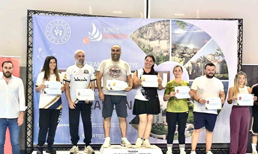 Niğde'nin veteran badmintoncuları Trabzon'dan 5 madalyayla döndü