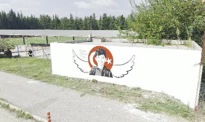 Duvarda Adnan: memleketinde gençlerin çizdiği anı portresi