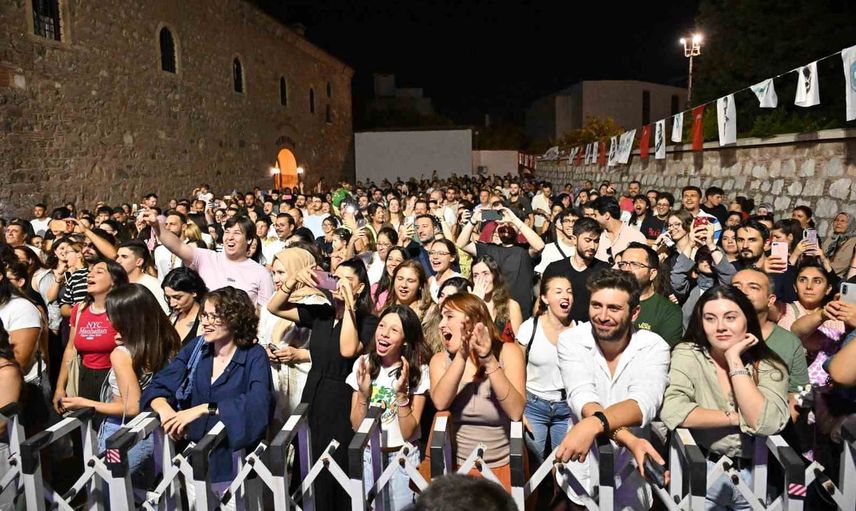 Tarihi Yeni Han'da akustik gecede sokak müziğinin sesi yükseldi
