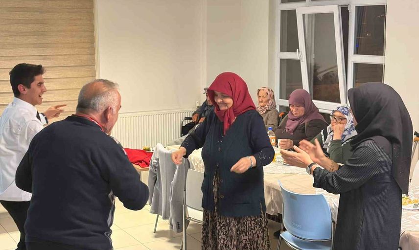 Tosya’da büyüklerin günü sohbet ve yaş pasta ile kutlandı
