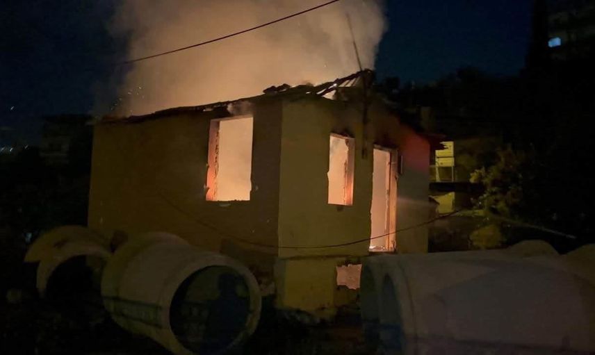 İskenderun Muradiye'de metruk bina alevleri itfaiye müdahalesiyle söndürüldü