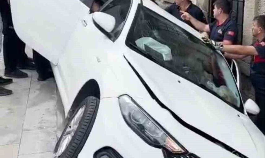 Kontrolden çıkan araç Amasra müzesinin merdivenlerinden düştü
