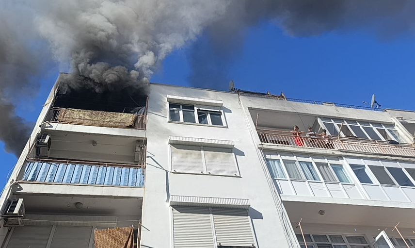 Dar sokakta yer kalmadı: park eden araçlar ve dubalar itfaiyenin binaya yanaşmasını engelledi