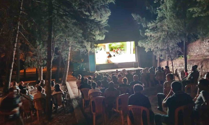 Köy meydanlarında sinema gecesi: Çivril'de Dondurmam Gaymak coşkusu