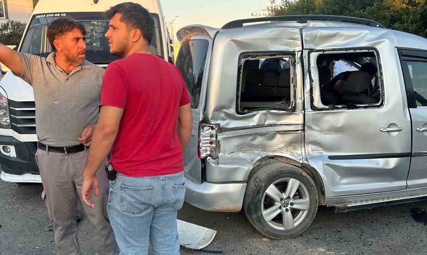 Adıyaman'da kavşakta zincirleme çarpışma: üç yaralı